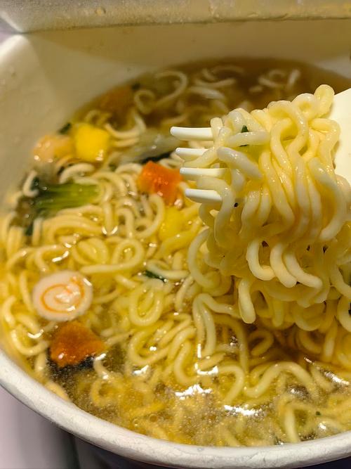 辛拉面鲜虾鱼板面